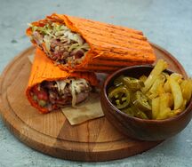 Шаурма армянская в сырном лаваше с картофелем и халапеньо