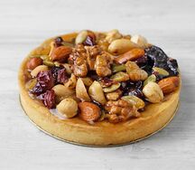 Тарт ореховый с карамелью и сухофруктами