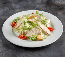 Салат Цезарь с курицей