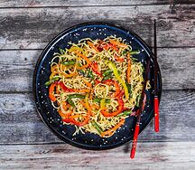 Яичная лапша с овощами