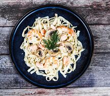 Сливочная паста с креветками и лососем