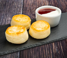 Творожные сырники со сметаной и джемом