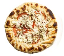 Мини-пицца с сыром фета и томатами