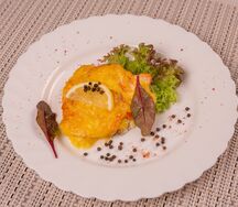 Горбуша, запеченная под сыром с овощами