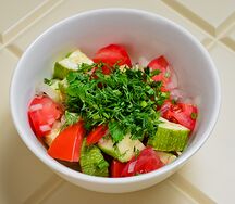 Салат из запеченных кабачков с помидорами