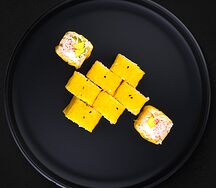 Ролл с авокадо и крабовой палочкой