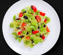 Салат с киви и бальзамическим кремом