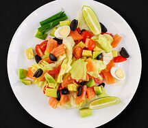 Салат с авокадо и лососем