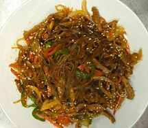 Стеклянная лапша с курицей, овощами и соусом чапче