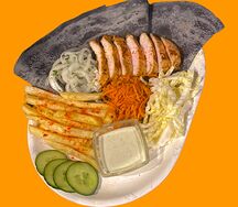 Шаурма на тарелке с курицей