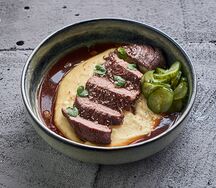 Томленая говяжья грудинка с пюре из чеддера и картофеля