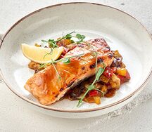 Лосось с овощным миксом и соусом терияки