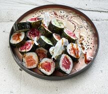 Хосомаки микс с соусом рони