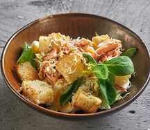 Салат с копченым лососем и авокадо