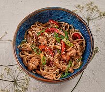 Вок с курицей в кисло-сладком соусе