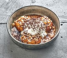 Сырники с домашней соленой карамелью и арахисом