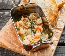 Жареные креветки с чиабаттой в соусе Том Ям