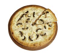 Пицца с жюльеном из курицы и грибов