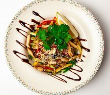 Салат из курицы с овощами