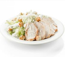 Салат Цезарь с куриной грудкой