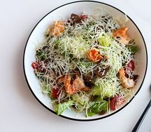Салат Цезарь с креветками