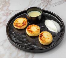 Сырники со сметаной и сгущенкой