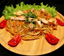 Удон с курицей и овощами