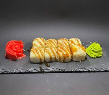 Ролл с курицей под крабовой шапочкой