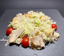 Салат Цезарь с курицей