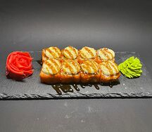 Ролл с лососем под сырной шапочкой