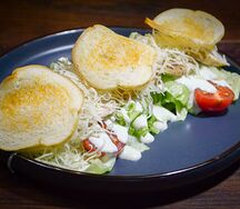 Салат Цезарь с курицей