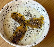 Рисовая каша с белым шоколадом и маракуйей