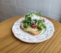 Тост с хумусом и гуакамоле