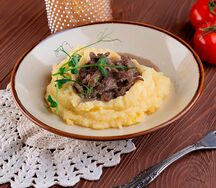 Бефстроганов из маринованной говядины с картофельным пюре