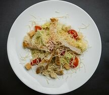 Салат Цезарь с курицей