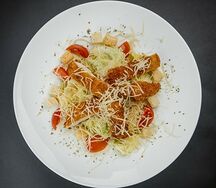Салат Цезарь королевский