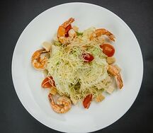 Салат Цезарь с креветками