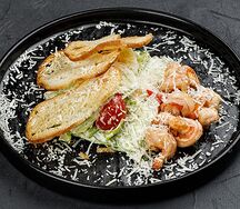 Салат Цезарь с креветками