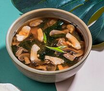 Мисо-суп с курицей и грибами