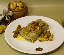 Блин с яблоком и курагой