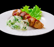 Куриный шашлык с маринованным луком