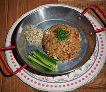Жареный рис с овощами и морепродукты