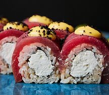Ролл с тунцом сверху и сливочной горгонзолой внутри