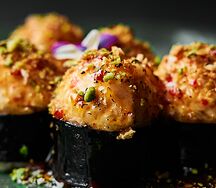 Запеченный ролл с огурцом, сыром внутри и шапкой