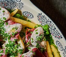 Салат с пастрами и картофель фри