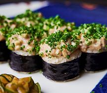 Ролл с тартаром из гребешка