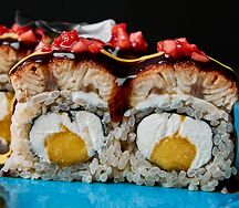 Канада с большими кусками угря и клубничной сальсой