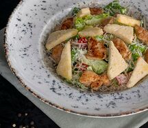 Салат Цезарь с курицей