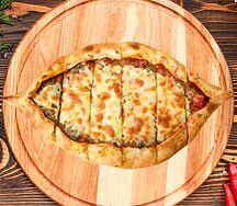 Турецкая пицца Пиде с маринованными огурчиками