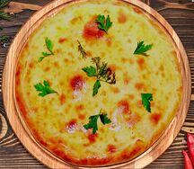 Осетинский пирог с ветчиной, сыром и грибами